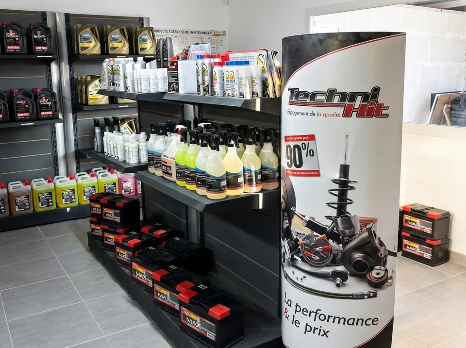 Espace de travail moderne avec personne utilisant un ordinateur portable pour analyser des données commerciales