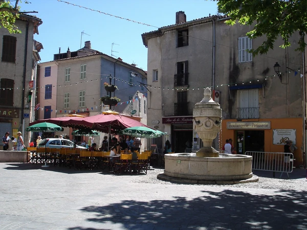 Photographie d'une rue ou place centrale de la commune de Tourves dans le Var, montrant l'environnement urbain ou semi-urbain local (b&acirc;timents, rues, petits commerces ou points de rep&egrave;re typiques) en conditions d'&eacute;clairage naturel diurne. L'image doit &ecirc;tre claire et repr&eacute;sentative de cette localit&eacute; desservie par PILAUTO, permettant d'illustrer visuellement la zone d'intervention de l'entreprise.